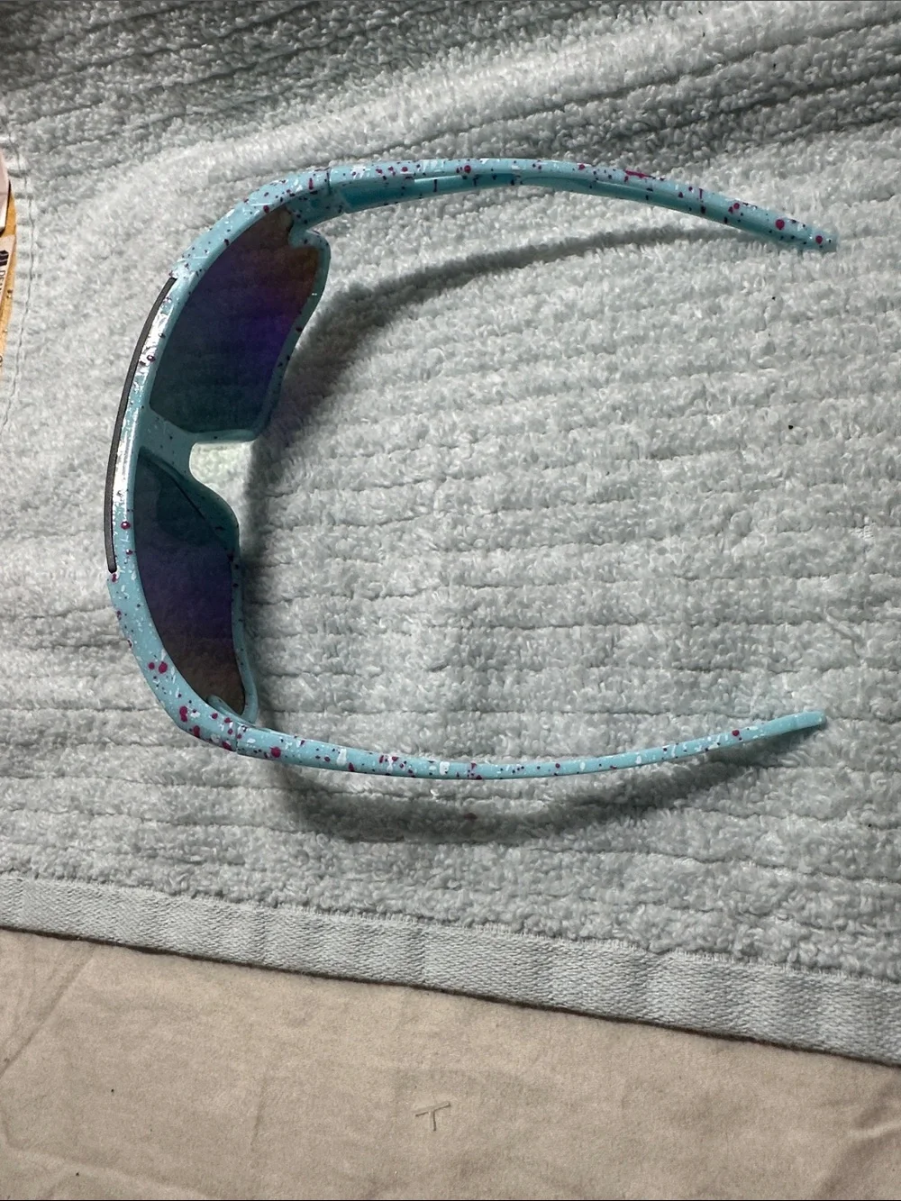 Sporty Blue kids Sunglasses 100 % UVA protection - Iridescent Blue Lens NWT